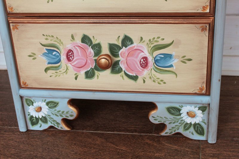 Роспись мебели Фриды Гоц