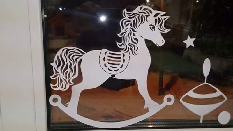 Новогоднее украшение окон лошадь