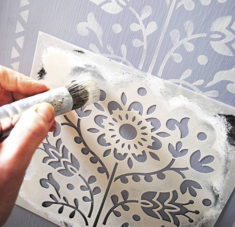 Отделка стены с помощью трафарета