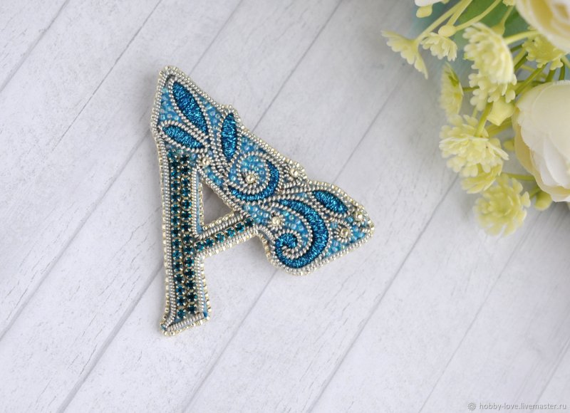 Брошь инициалы из бисера