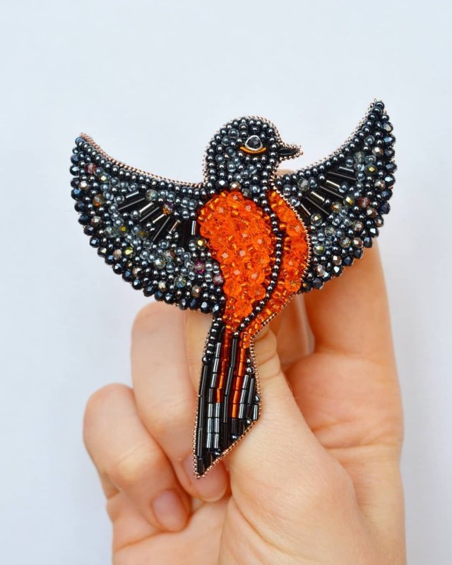 Брошь из бисера птица