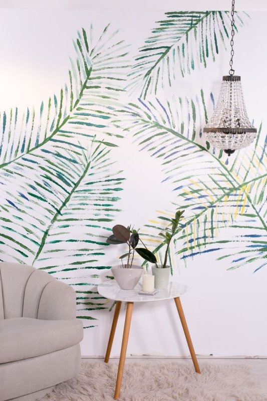 Пальмовые листья на стене в интерьере