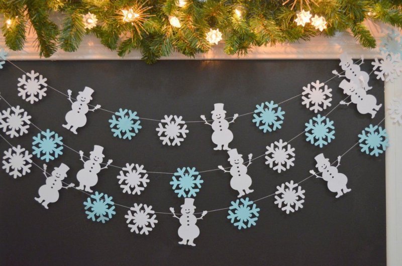 Гирлянда из бумажных снежинок