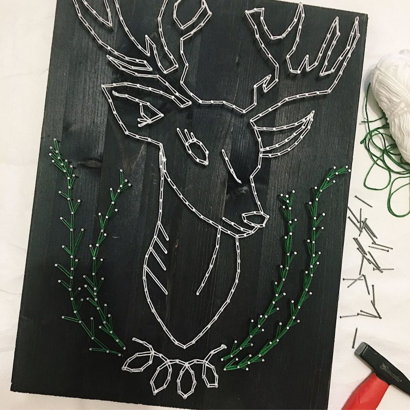 Картина из гвоздей и ниток