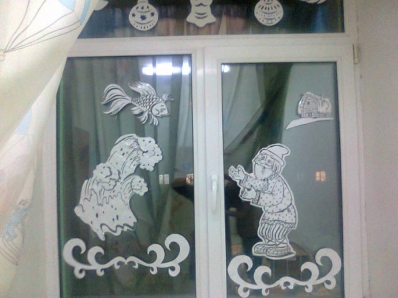 Украшение окон по сказкам