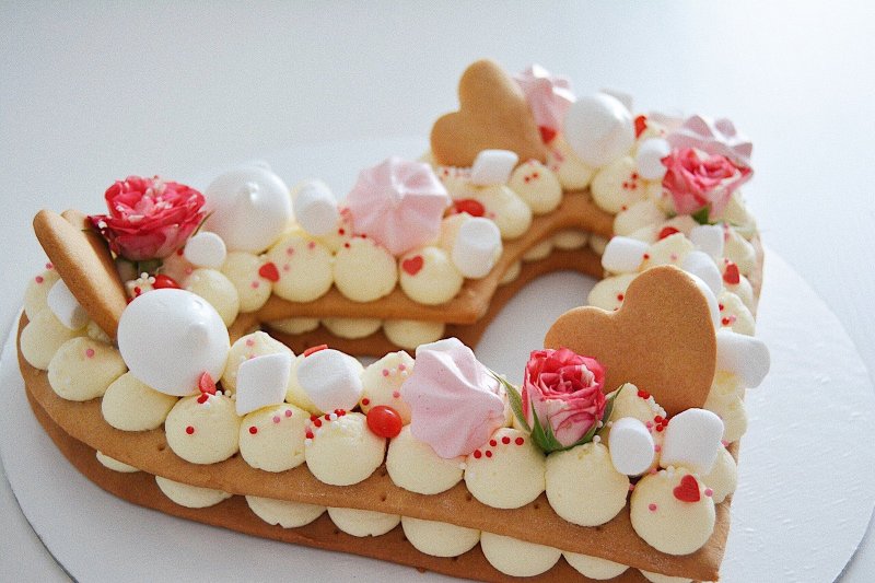 Декор торта сердце из медовых коржей