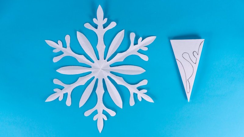 Снежинки из бумажных вееров