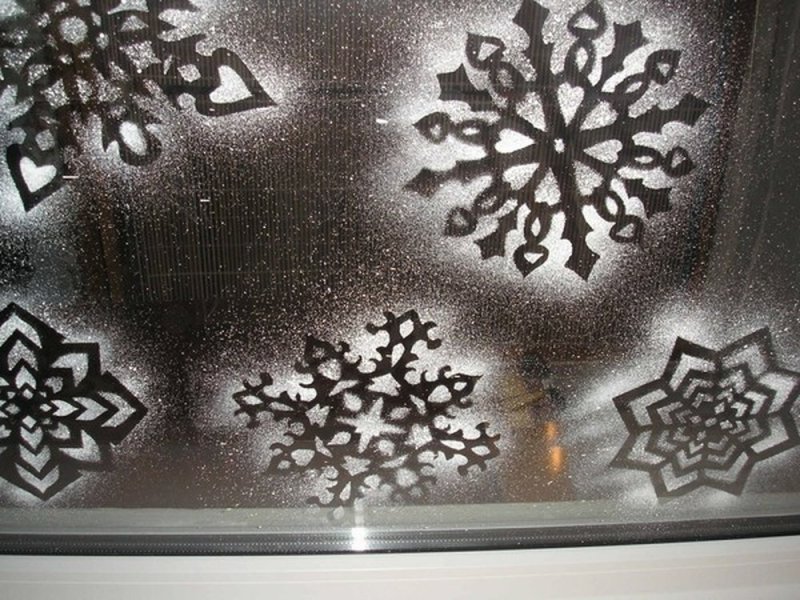 Снежинки на окне зубной пастой