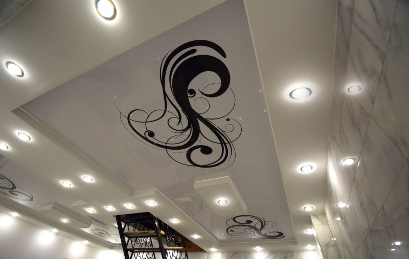 Натяжные потолки с узорами