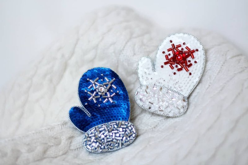 Брошь из бисера рукавичка