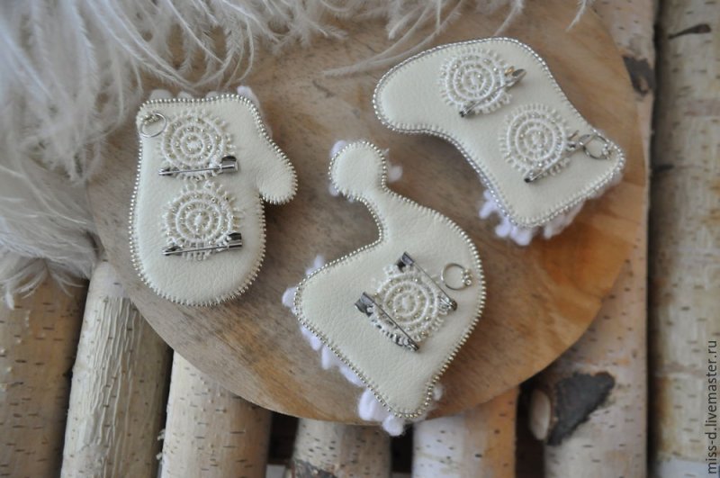 Брошь из фетра варежка