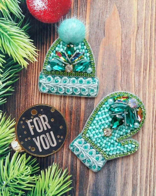 Шапочка и варежки брошь