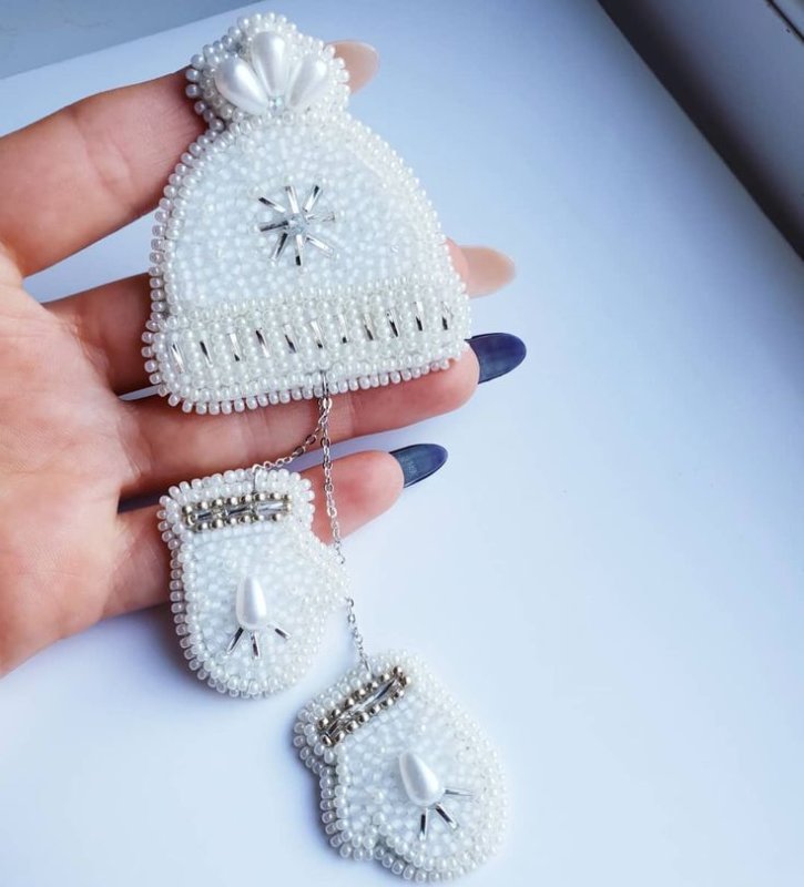 Брошь варежки