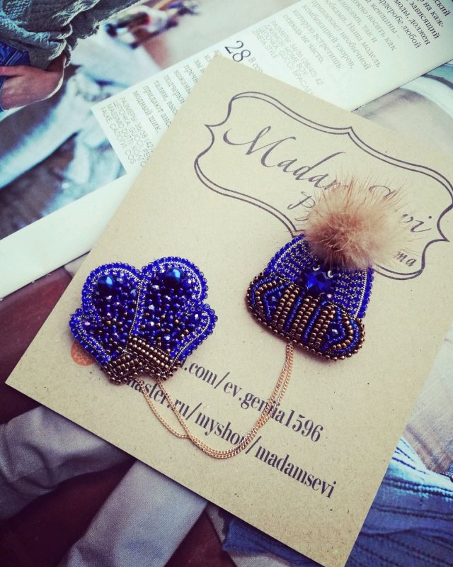 Брошь из бисера шапочка и рукавички