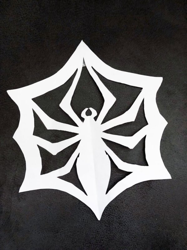 Снежинка в виде паука из бумаги