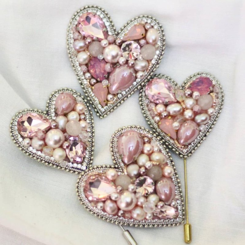 Брошь из бисера сердечко