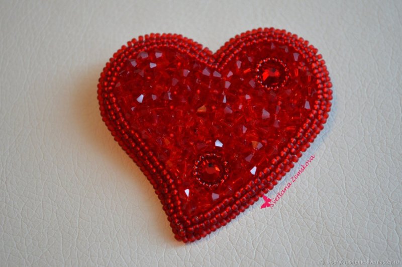 Брошь из бисера сердечко