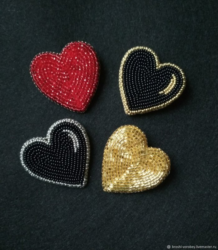 Брошка из бисера сердце