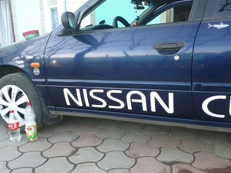 Наклейки на авто Nissan