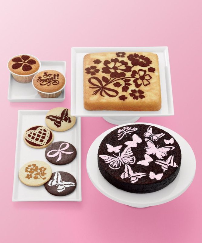 Украшение торта с помощью трафарета