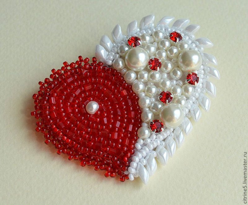 Брошь из бисера сердечко