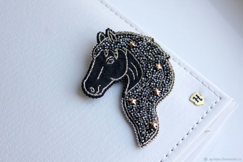 Брошь бисер конь