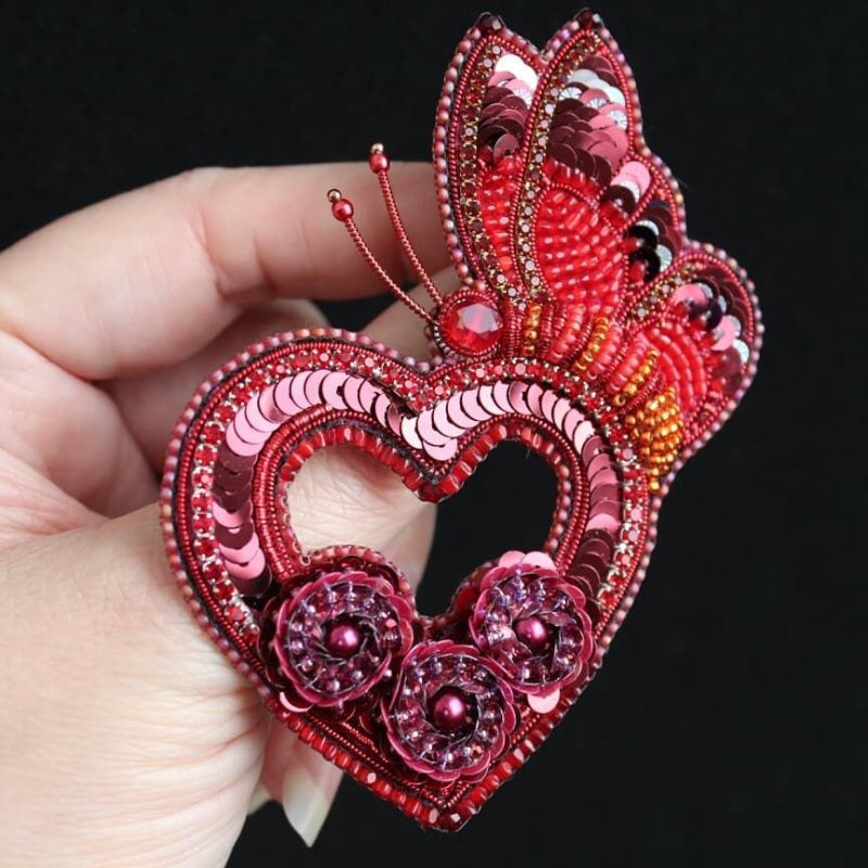 Брошь из бисера сердечко