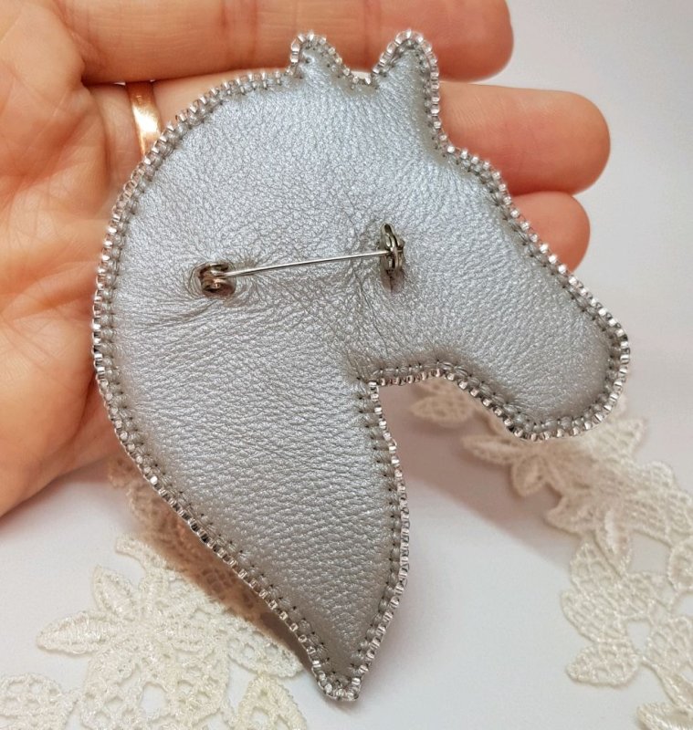 Брошь лошадь