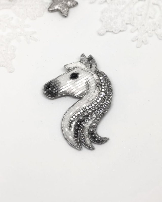 Брошка лошадь из бисера