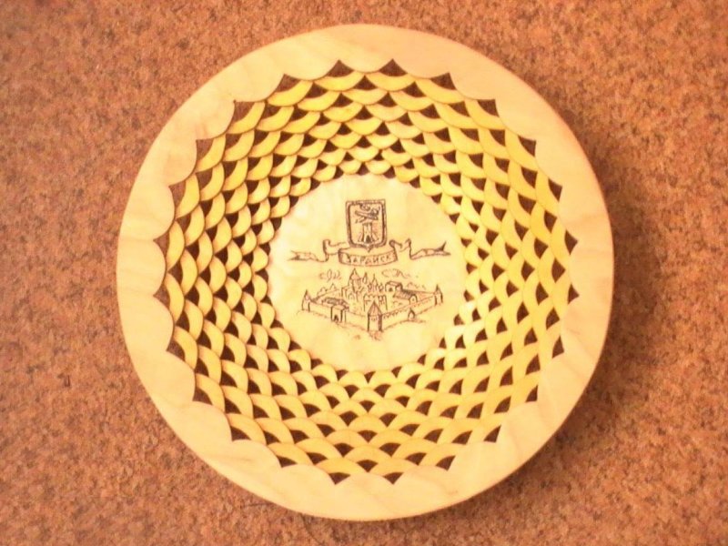 Тарелка из дерева лобзиком