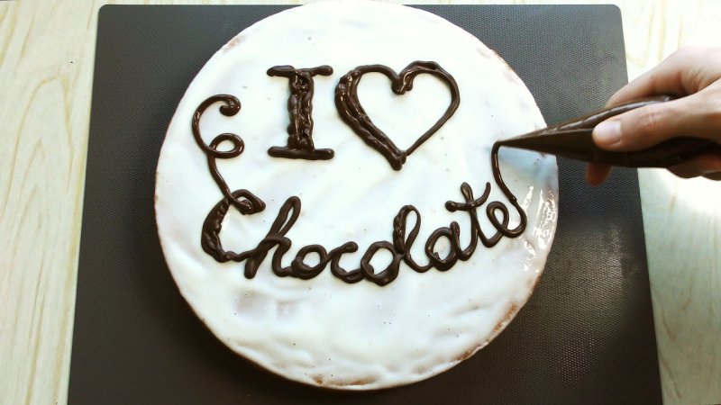 Шоколадный торт с надписью