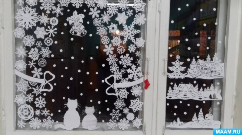 Украшение окон снежинками в детском саду