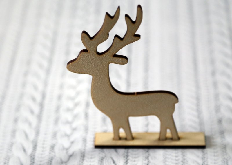 Фигурка оленя из дерева