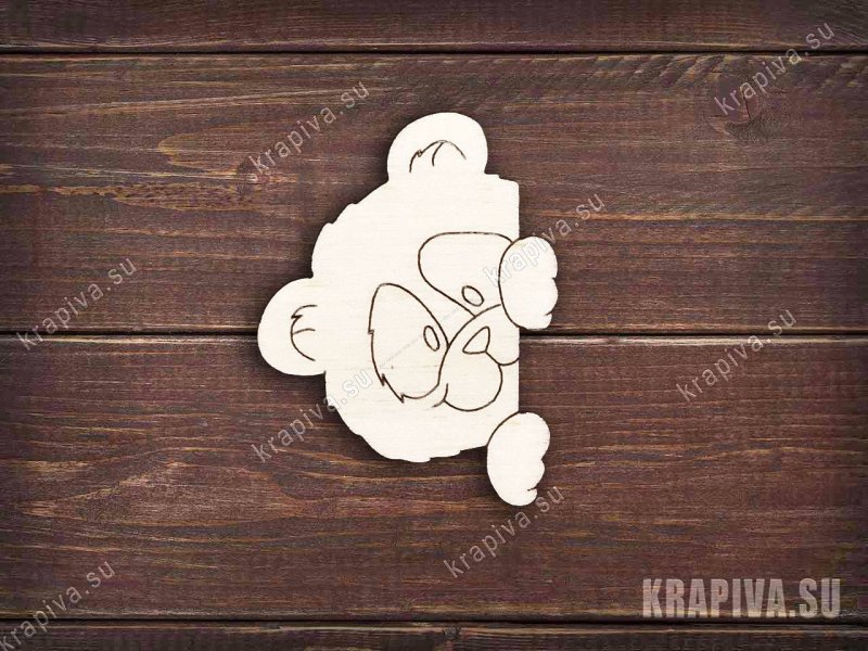 Медведь выглядывает из окна