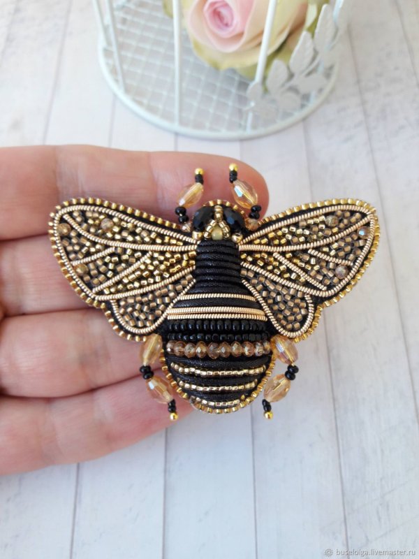 Брошь пчела из бисера