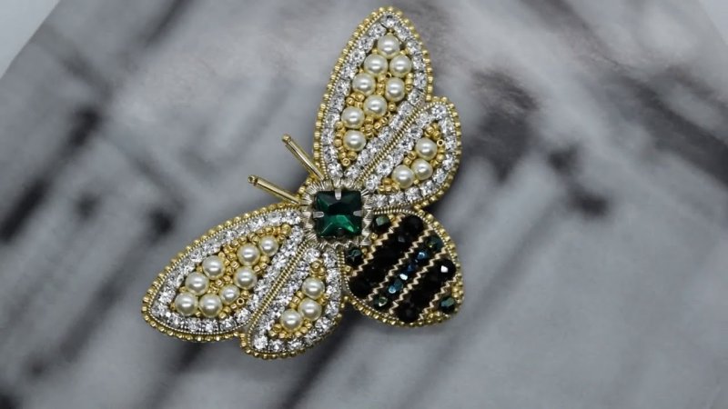 Брошь из бисера пчела гуччи