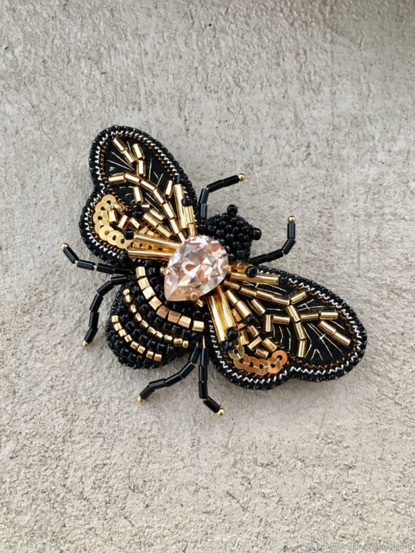 Брошь из бисера Пчелка