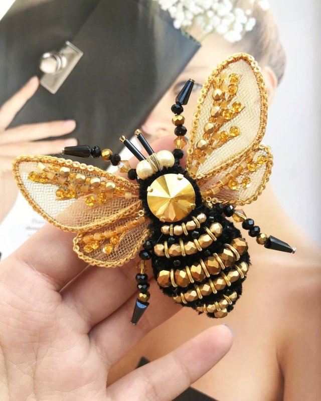 Брошь из бисера Пчелка