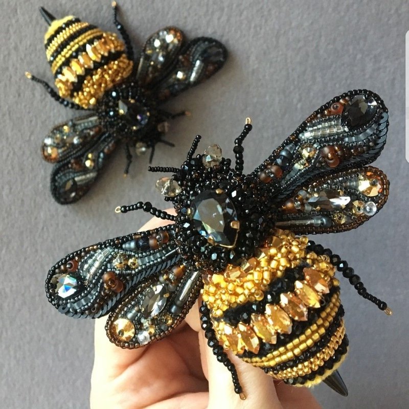 Брошка Пчелка из бисера