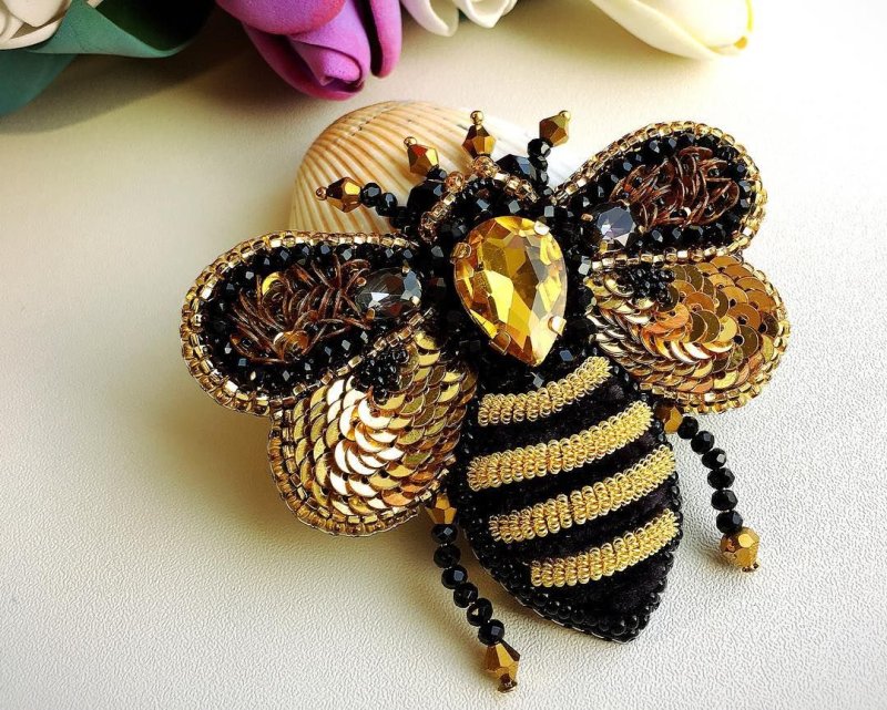 Брошь бисер пчела