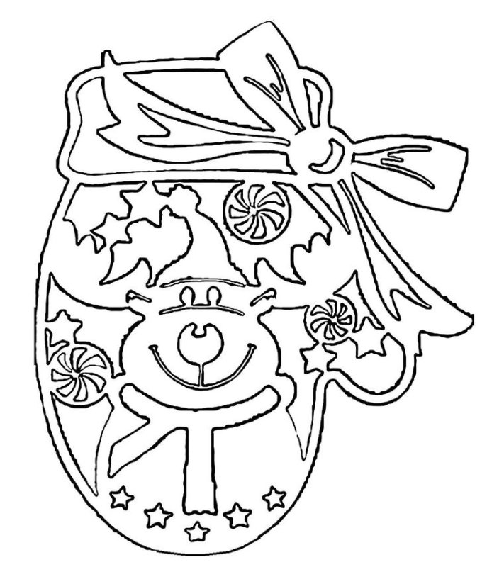 Украшение окна елочными игрушками