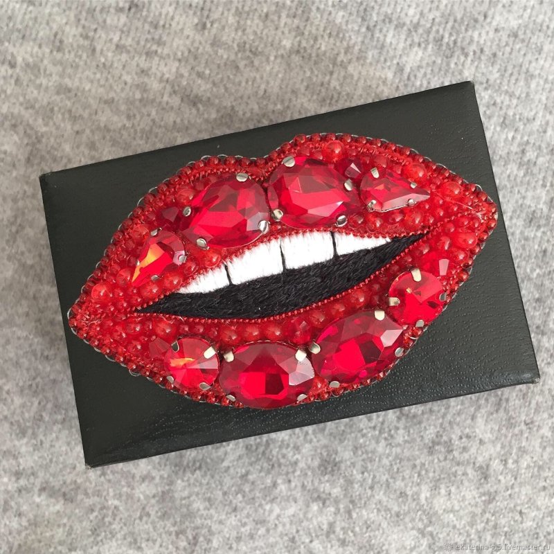 Брошь губы из бисера
