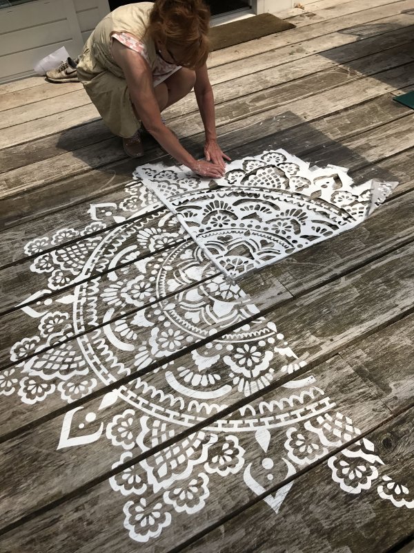 Трафаретная роспись на полу