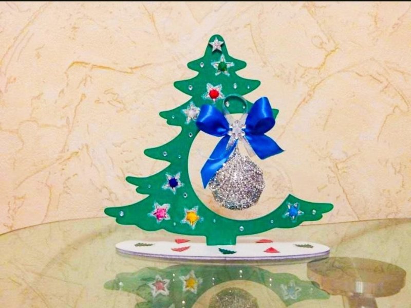 Ёлка с шариком на подставке