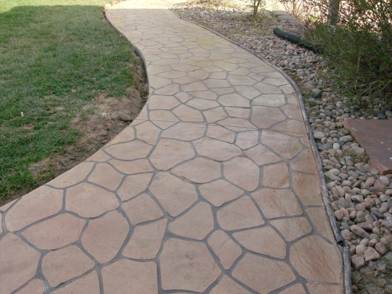 Рисунок на бетонной дорожке