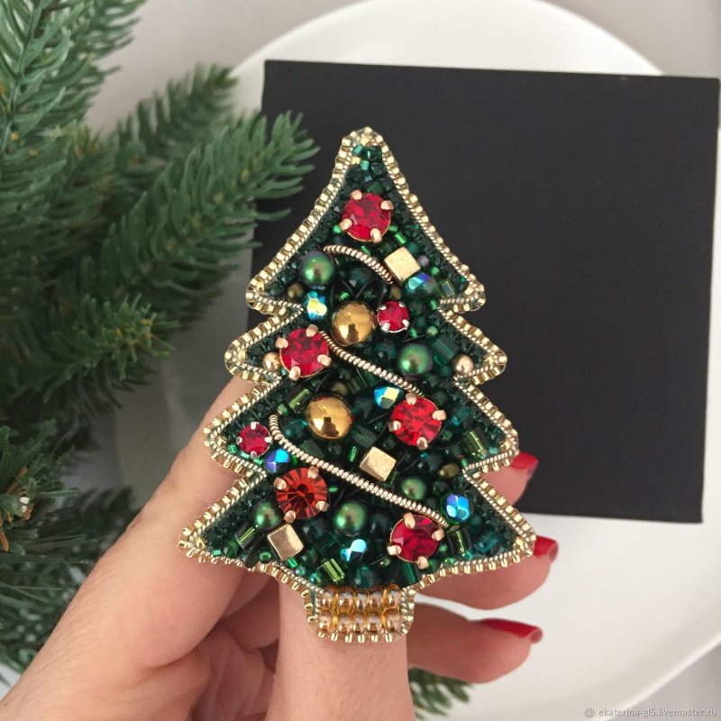 Брошка елочка из бисера