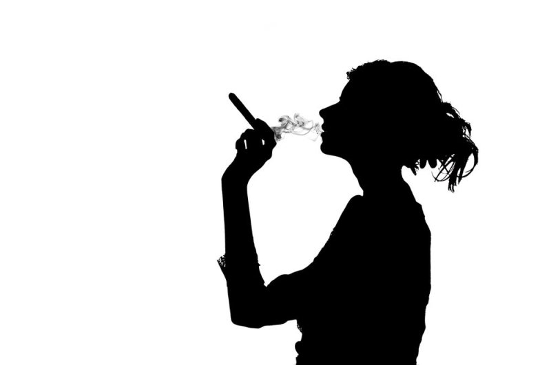 Силуэт курящей девушки