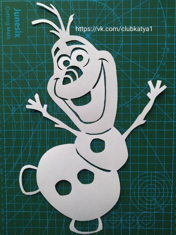 Олаф на окне из бумаги