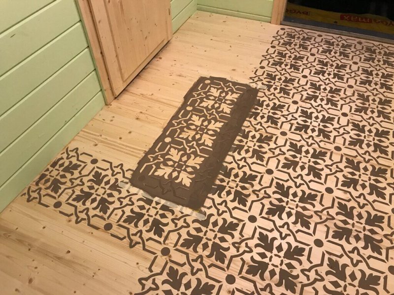 Покраска деревянного пола с трафаретом