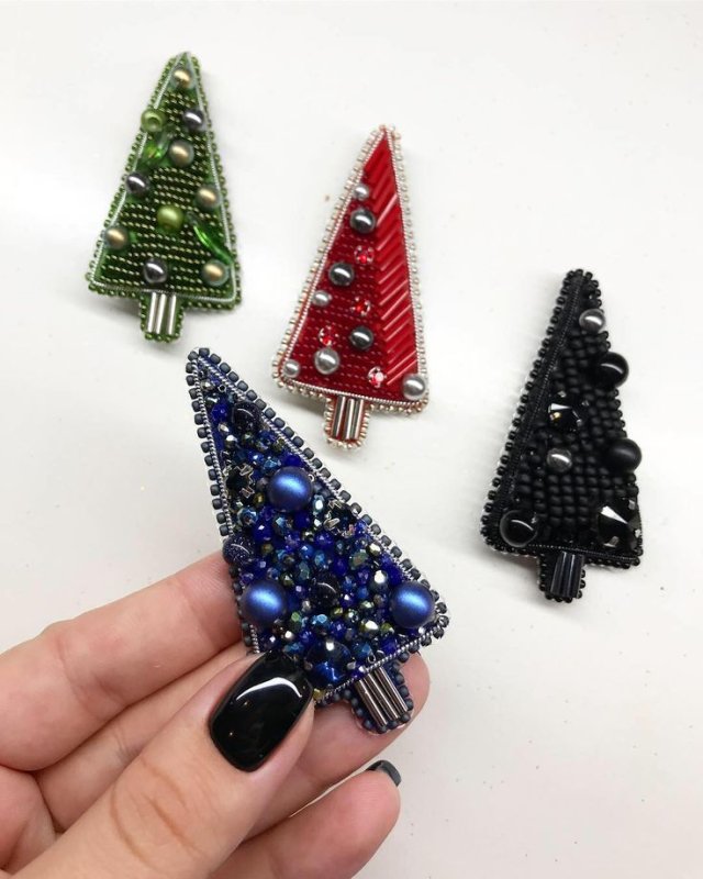 Брошка из бисера елка